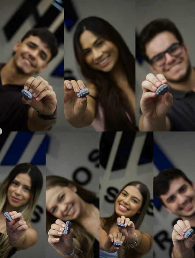Alunos exibindo o trabalho de anatomia oclusal